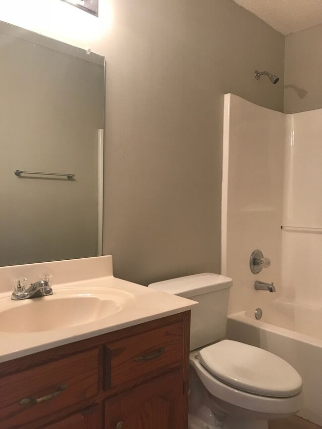 Building Photo - Olive Branch - 3 Bedroom, 2 Full bath Split Plan with Patio and Wood Privacy Fenced in Yard - Ove...