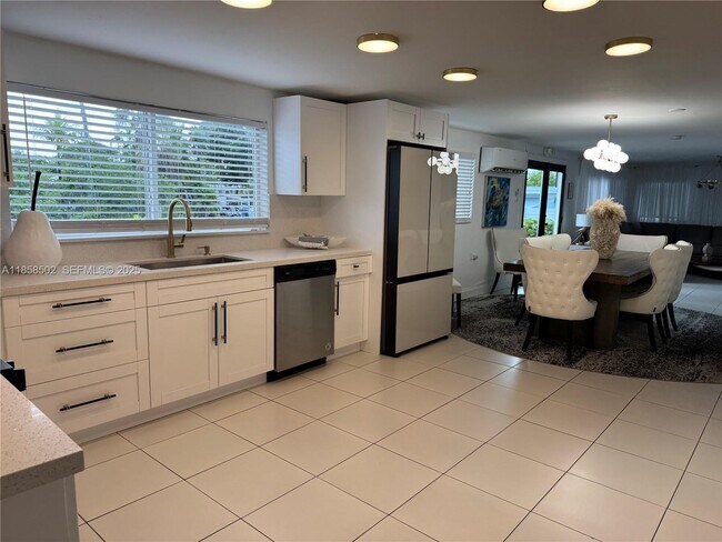 Building Photo - 1301 Grouper Dr