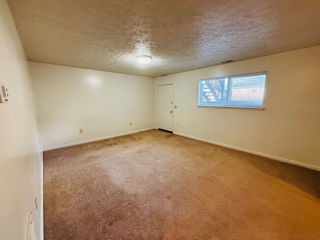 Building Photo - 3 Bedroom, 2 Bath Apartment