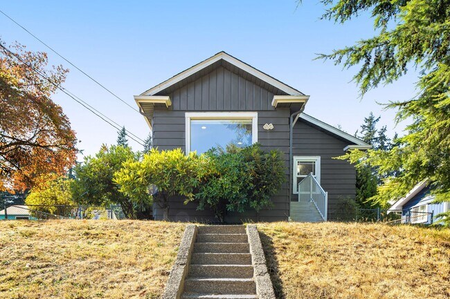 Building Photo - Updated 3-bedroom Bungalow