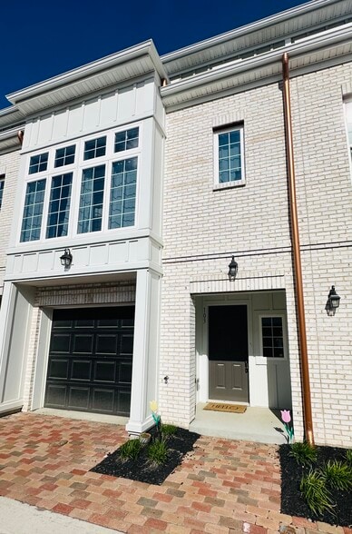 Building Photo - 103 Founders St