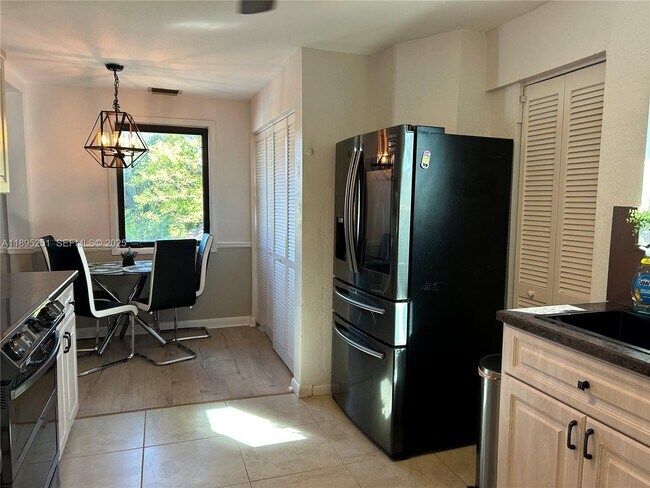 Building Photo - 1534 Monroe St