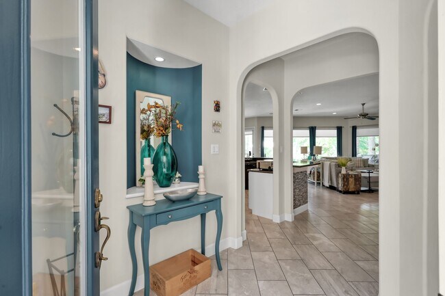 Building Photo - 204 W Pines Dr