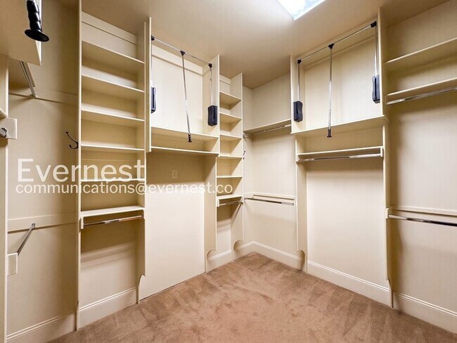 Building Photo - 3 Bed/2 Bath Home with Fenced Yard & Garage / Pet-Friendly / Available Now!