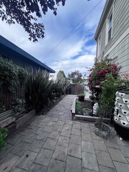 Building Photo - 6235 San Pablo Ave