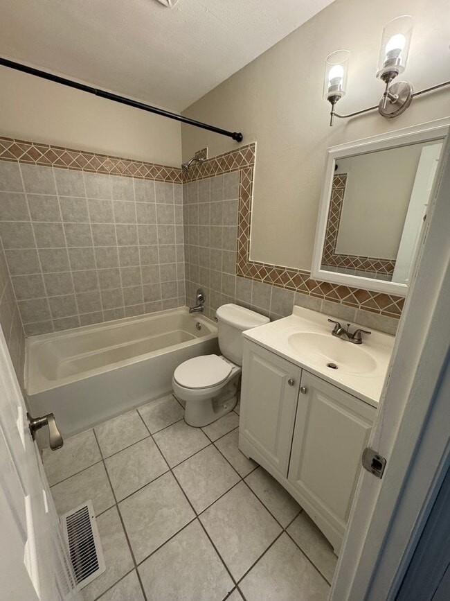 Building Photo - Beautiful 3 Bed 1 Bath For Rent!