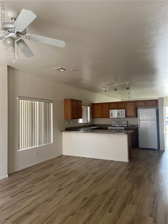 Building Photo - 6273 Highland Gardens Dr