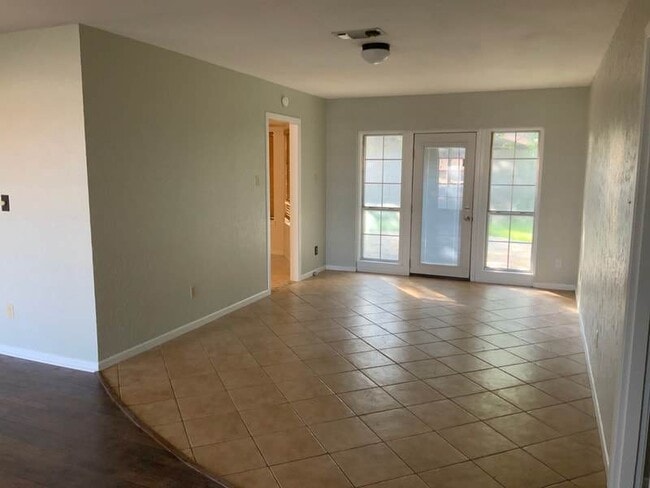 Building Photo - Spacious 4 bedroom 2 bath with lots of par...