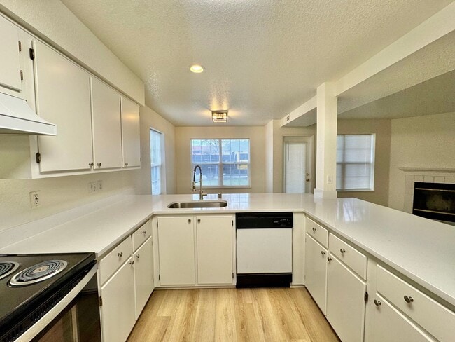 Building Photo - MOVE IN SPECIAL!  Beautifully Remodeled, Easy Living Townhome. Location, Location!