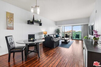 Building Photo - 13700 Marina Pointe Dr