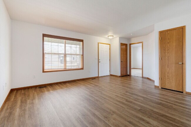 Building Photo - Great Ranch in the heart of Loveland!