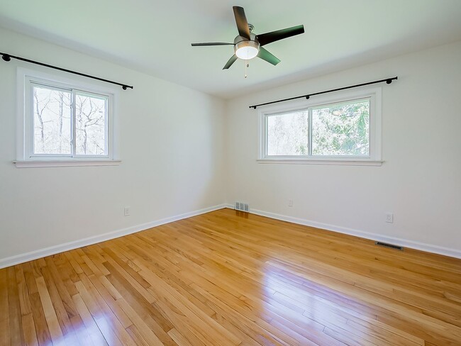 Building Photo - Spacious 3BR Home with Expansive 1-Acre Lot!