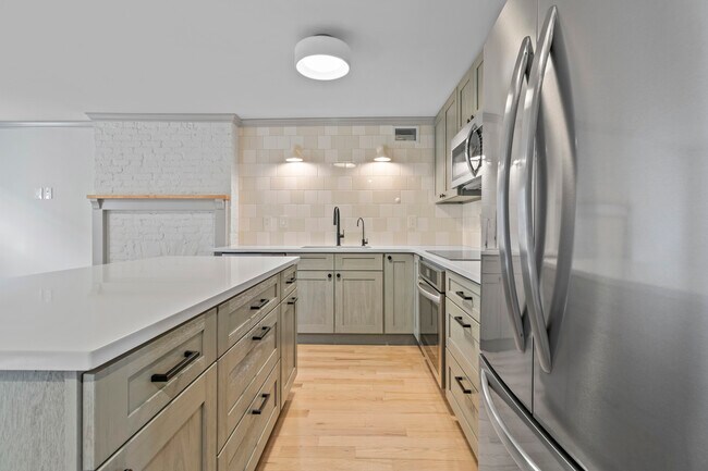 Building Photo - 347 Kosciuszko Street