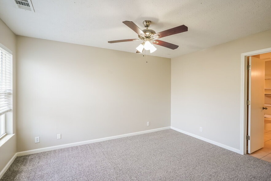 Building Photo - 909 Bexhill Ct S