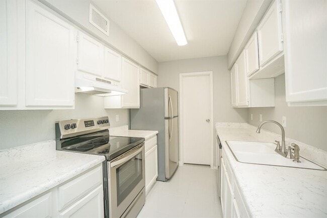 Building Photo - 7400 Bellerive Dr