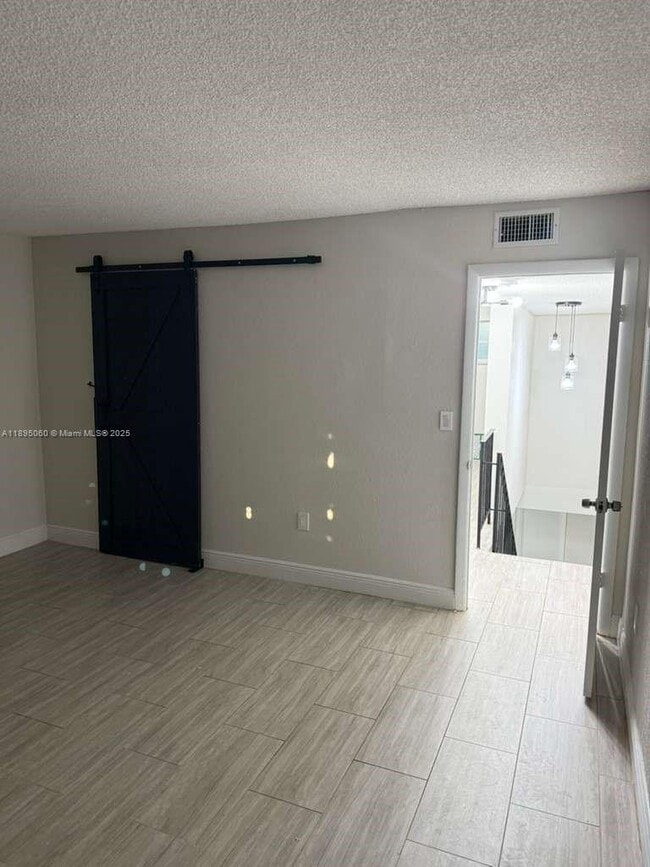 Building Photo - 9353 Fontainebleau Blvd