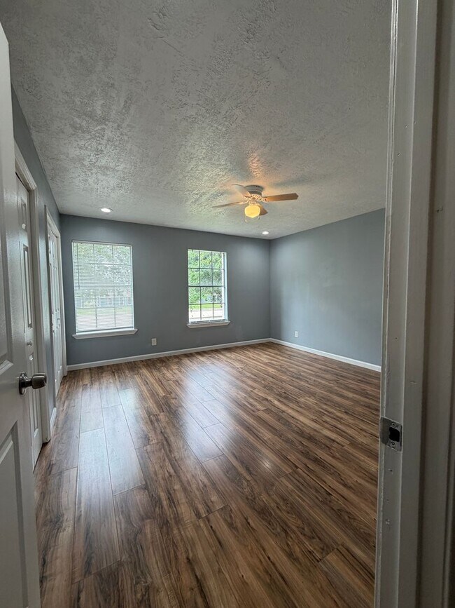 Building Photo - Spacious, 2 story townhouse