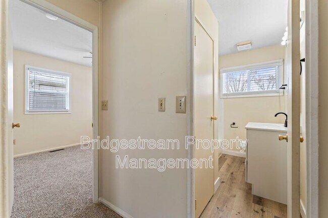 Building Photo - 230 Pat Ln