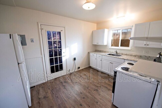 Building Photo - 891 Egbert St