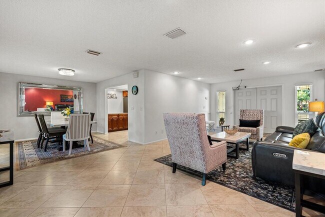 Building Photo - 6916 W Country Club Dr N