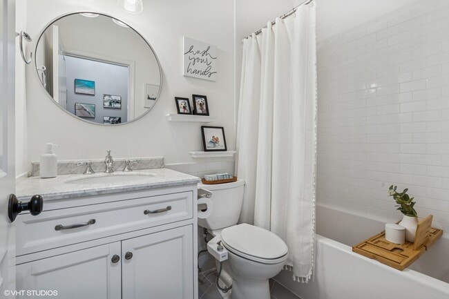 Building Photo - 301 W Goethe St