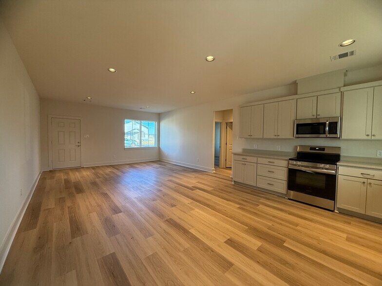 Building Photo - 106 Kirkland St