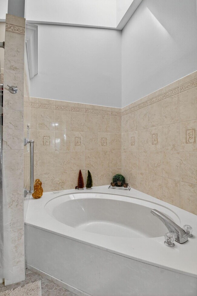 Building Photo - 190 Temple Ave