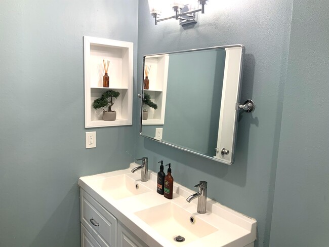 Building Photo - 955 E 3rd St