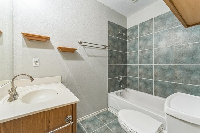 Building Photo - Charming 2-bedroom