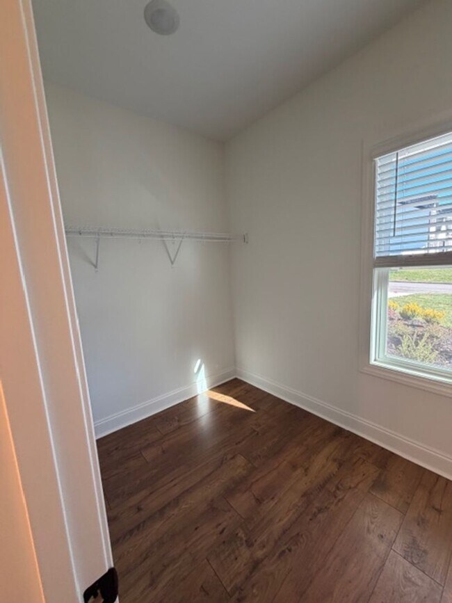 Building Photo - Maryville 37803 - 4 bedroom 3.5 bath - call Ed Johnson 865-924-5045