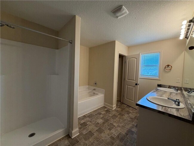 Building Photo - 2125 Savannah Dr