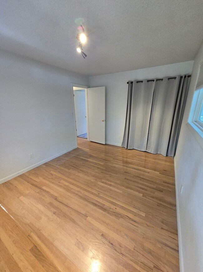 Building Photo - Popular West Linn! Tons of Space and great...