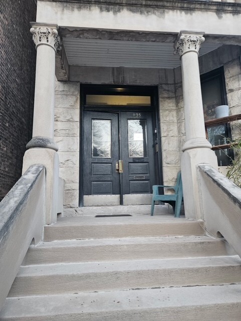 Building Photo - 935 N Hoyne Ave