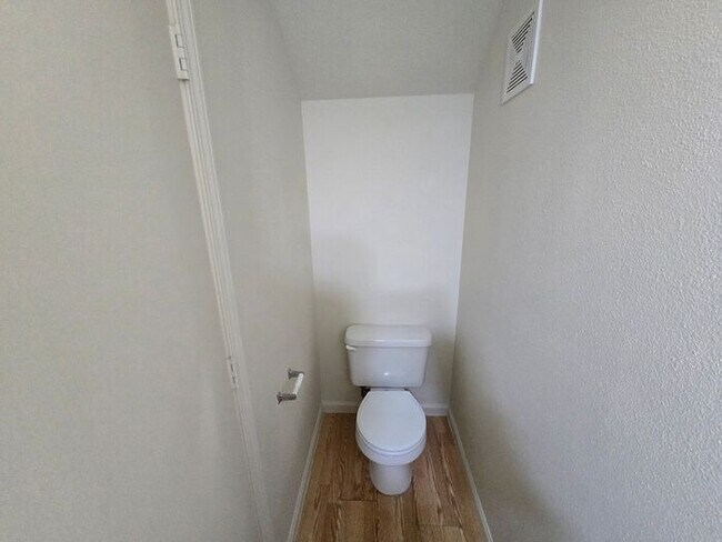 Building Photo - Updated 3-Bedroom Townhome in Dayton