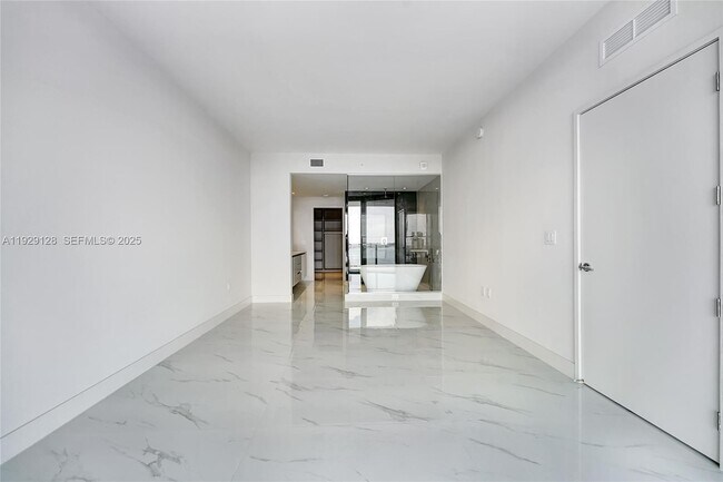 Building Photo - 700 NE 24th St