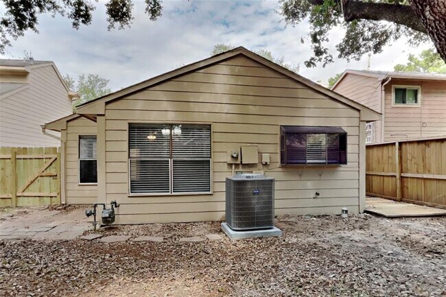 Building Photo - 7743 High Village Dr