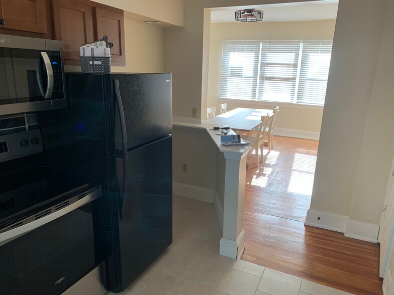 Kitchen/Dining - 2848 Melrose Ave