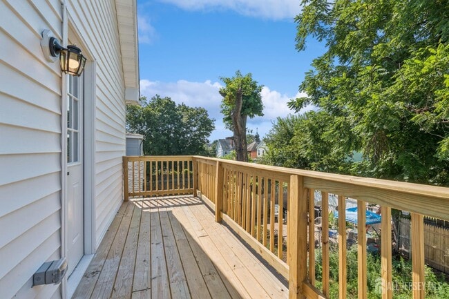 Building Photo - 318 Seaman St