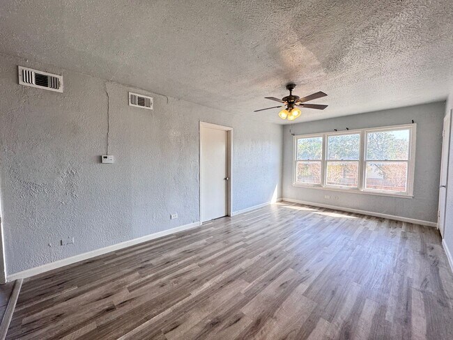 Building Photo - TWO BEDROOM APT WITH WATER PAID