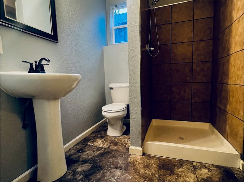 Building Photo - 5423-5425 E 27th St