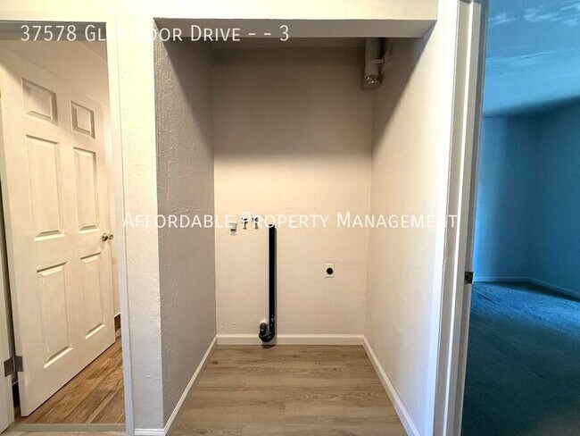 Building Photo - 37578 Glenmoor Dr