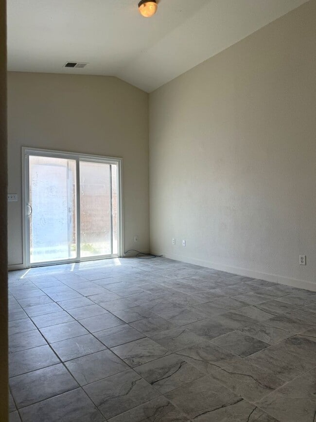 Building Photo - Available NOW!! 3/2 Open floor plan!