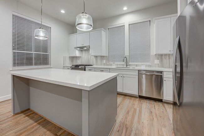 Building Photo - 3BR, 3.5BA Townhome with Balcony, Yard & D...
