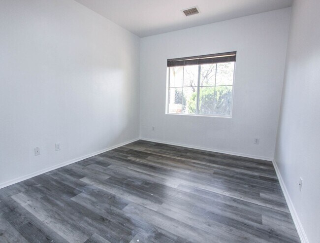 Building Photo - Spacious 3 Bedroom Quailwood Home