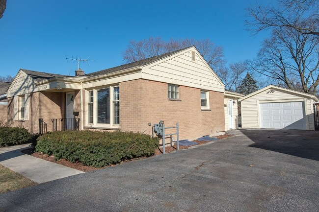 Building Photo - 209 N Dryden Pl