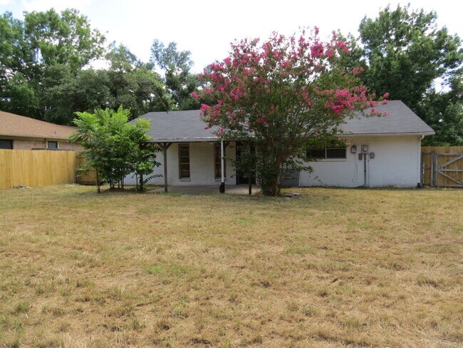 Building Photo - "Charming 3-Bed, 2-Bath Gem with 1,654 Sq Ft of Comfort in Temple, TX!"