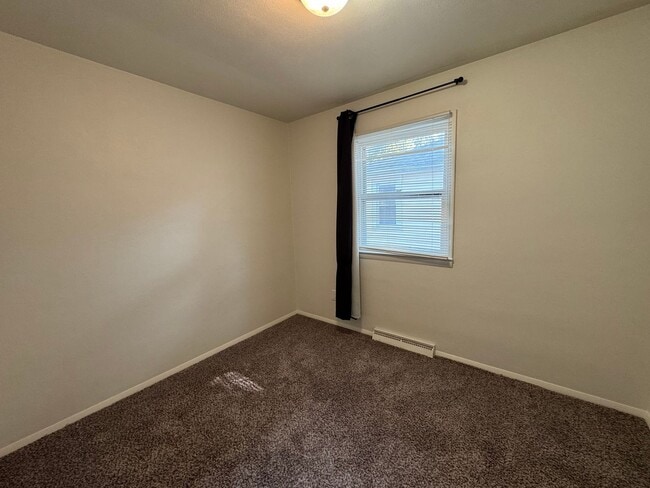 Building Photo - Now Renting in Springfield: 3 Bed and 1 Ba...