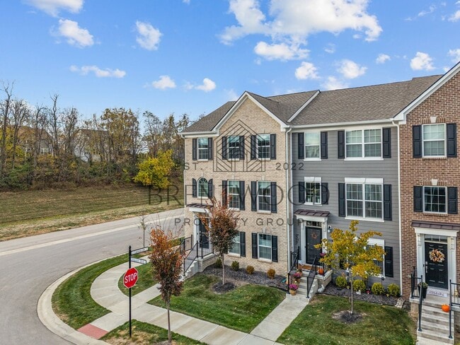 Building Photo - Move-In Ready Modern Townhome in Sought-Af...