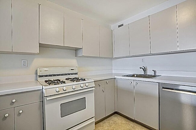 Building Photo - 1203 River Road Apt #8F, Edgewater, NJ 070...