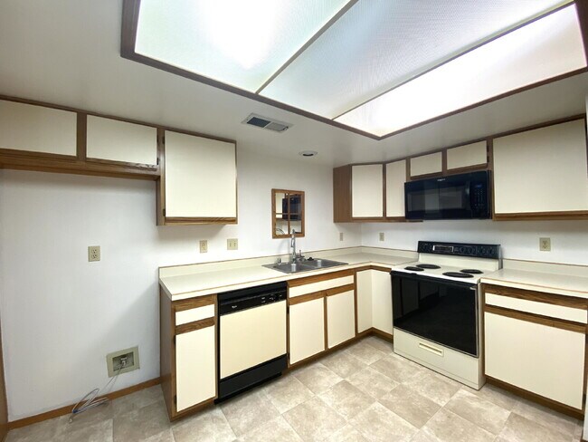 Building Photo - 1BR/1Bath Condo w/Garage